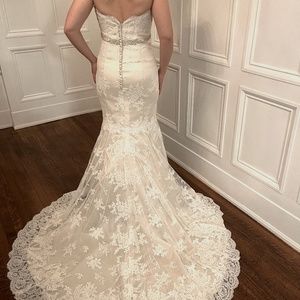 'Like New' Classic Wedding Gown - Size 6, but feels like Size 2